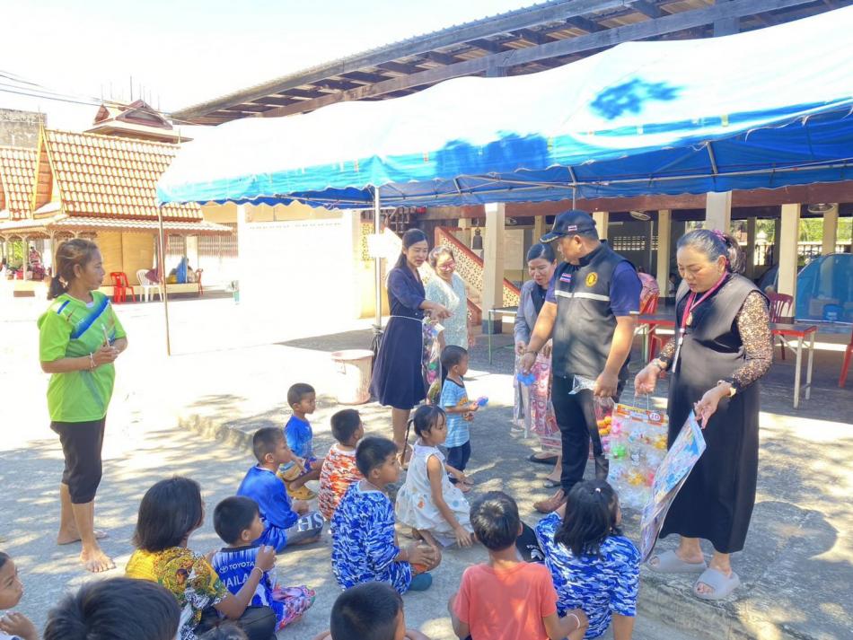 ผ่านไปแล้ว 11 วัน เทศบาลตำบลตาเกา นำโดยท่านอภิชาติ ยอดพุทธ นายกเทศมนตรีตำบลตาเกาและทีมบริหาร สมาชิกสภา และพนักงานเทศบาลตำบลตาเกา ยังคงดูแลพี่น้องประชาชนในเขตเทศบาลตำบลตาเกาในศูนย์อพยพที่หน่วยงานจัดให้