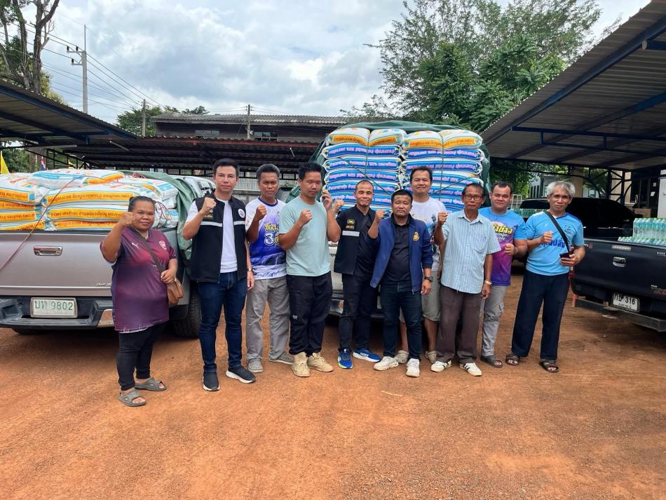 ทีมส่งด่วนเขตพื้นที่สีแดงของเทศบาลตาเกาและทีมเพจน้ำขุ่นบ้านเฮา 