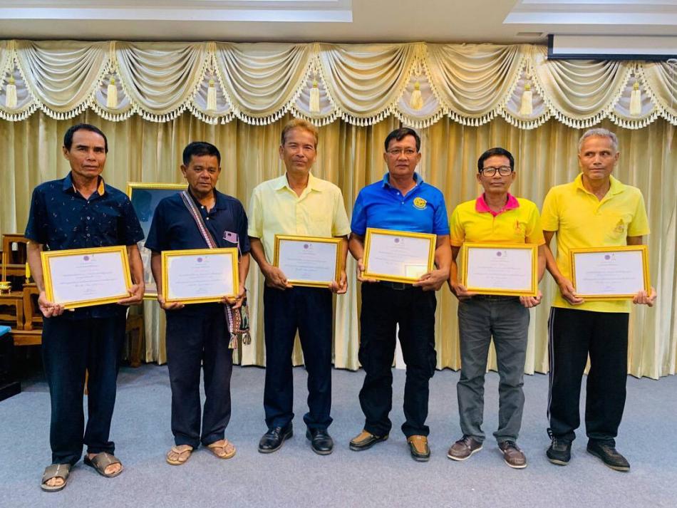 นายสมยงค์  โมลานิล นายกเทศมนตรีตำบลตาเกามอบเกียรติบัตรยกย่องเชิดชูเกียรติ อาสาสมัครท้องถิ่นรักษ์โลก ด้านการจักการสิ่งปฎิกูลและมูลฝอย